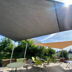 Voile ombrage enroulable sur toit-terrasse