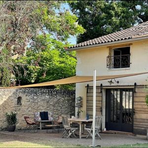 Poste en un jardín