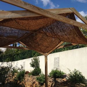 Tela de fibra de coco en una pérgola