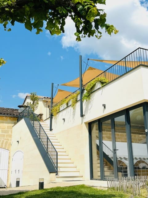 Voiles d’ombrage ajourées sable avec poteau pour voile d’ombrage sur toit-terrasse