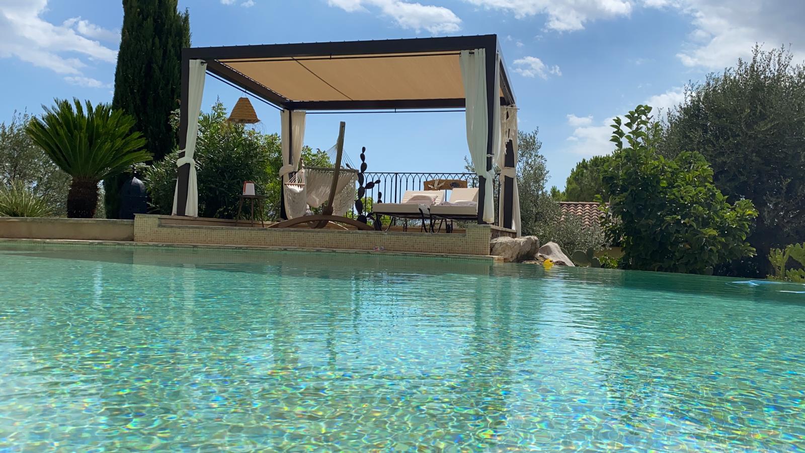 Toile pour pergola avec vue sur piscine ajourée coloris sable