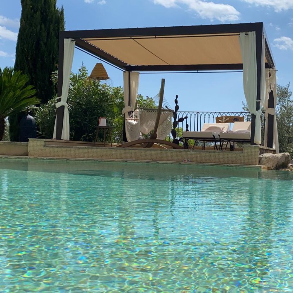 Voile d'ombrage pergola ajourée pour salon de jardin