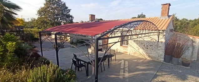 Toile pour pergola imperméable rouge sur structure métallique