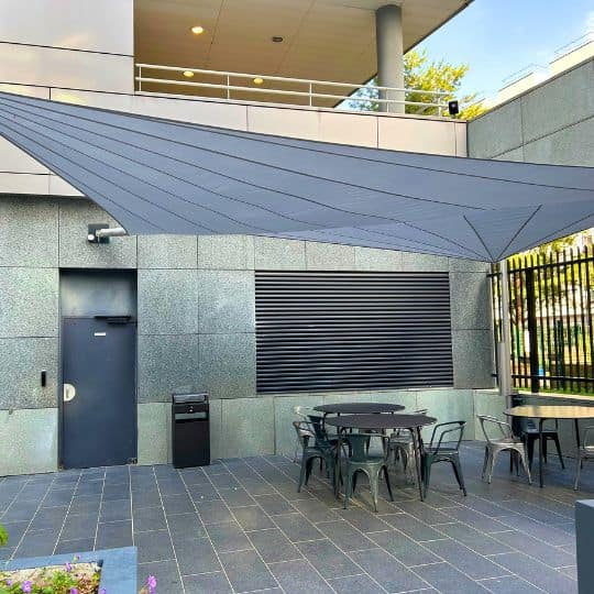 Voile ombrage motorisée pour terrasse extérieure d'entreprise