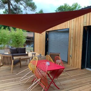 Voile d'ombrage imperméable coloris terre pour terrasse bois