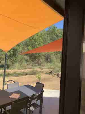 Toiles solaires triangulaires imperméables pour terrasse piscine coloris safran et pêche