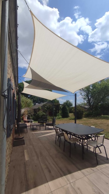 Toiles solaires ajourées blanches et grises à petit prix triangle et rectangle accrochées sur piquet