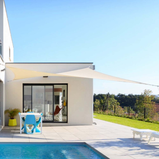 Voile d’ombrage ajourée pour jardin, piscine et terrasse avec effet vrillé