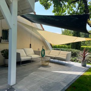 Toile de terrasse ajourée sur-mesure et fixation voile d'ombrage coloris gris et crème