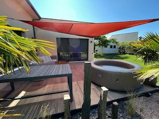 Voile d'ombrage sur mesure ajourée pour terrasse coloris rouge