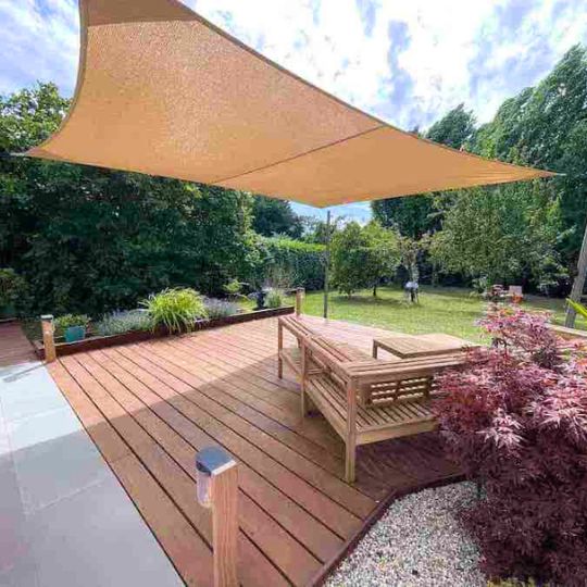 Toile ombrage tendue de jardin et terrasse avec poteau réglable