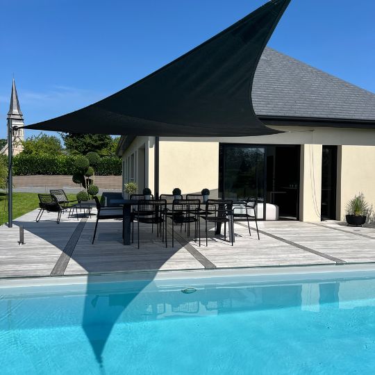 Voile d'ombrage Australe 340 au bord d'une piscine