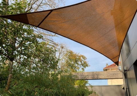 Melange d'une voile coco et australe micro perforé sur une terrasse