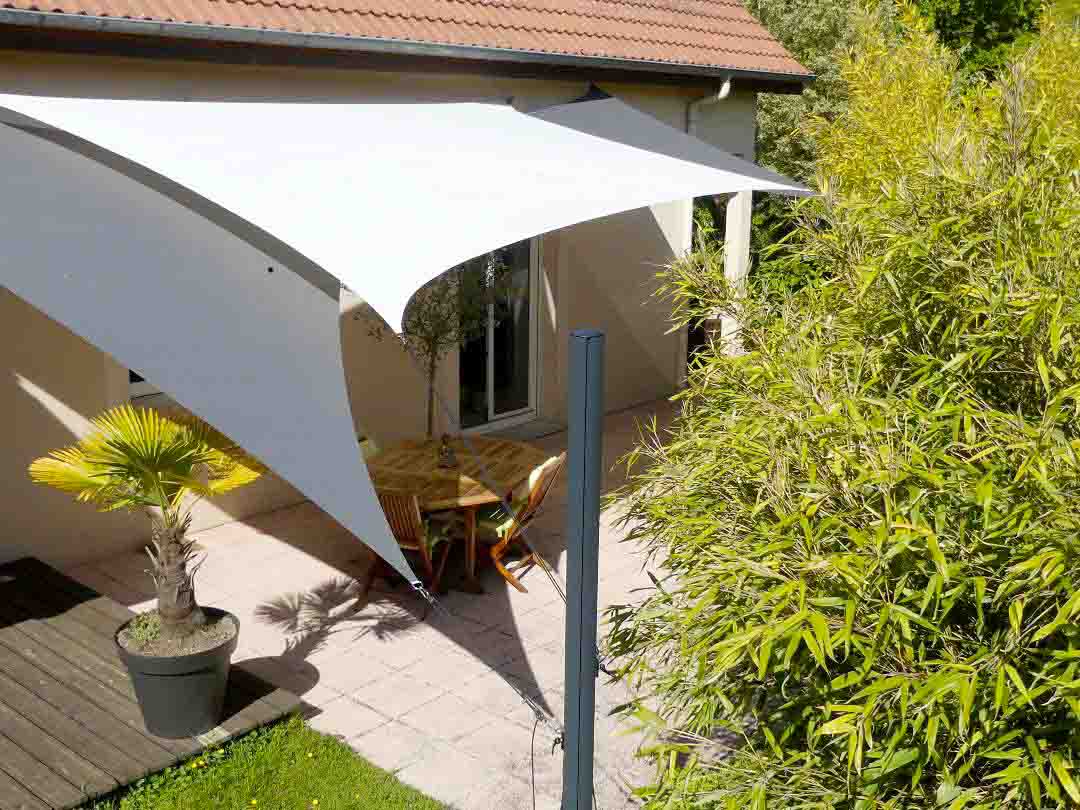 voile fixée sur mat pour une terrasse